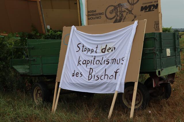 Auf Transparenten war der Unmut über die Diözese und den Bischof zu lesen.  | Foto: Vanessa Trabi