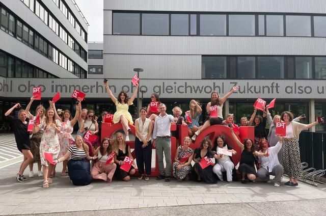 Ende Juni schlossen 25 stolze Elementarpädagoginnen und Pädagogen
ihre Ausbildung ab, darunter drei aus Vorarlberg. Ab Sommer 2025 können sie sich durch das neue Bachelorstudium weiterqualifizieren und einen akademischen Abschluss erwerben. | Foto: PH Tirol