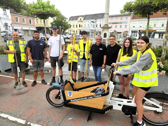 Stadtamtsdirektor Reinhold Russ, Bauhofleiter Paul Six, Technischer Assistent Philipp Scharf sowie Gärtner Martin Holzer vom Bauhof trafen die Ferialpraktikanten bei der wöchentlichen Reinigung des Stadtplatzes. | Foto: Stadtgemeinde Laa