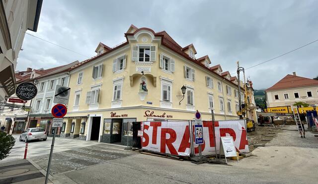 Noch ist die Durchfahrt von der Johann-Offner-Straße zum Hohen Platz möglich, doch schon ab 12. August wird hier gegraben. | Foto: MeinBezirk.at