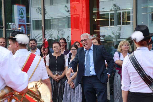 Walter Stadler freute sich sehr über die gelungene Überraschung der BMK Mühltal.  | Foto: Nimpf