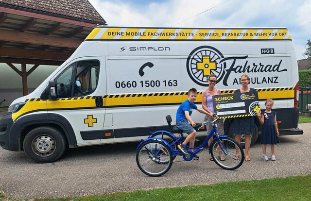 Luca (11) freut sich gemeinsam mit seiner Schwester, Mutter und Oma über die hilfreiche Spende. | Foto: Privat