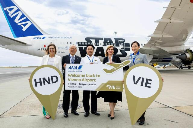 Maria Petalidou, Head of Joint Venture EMEA und Area Manager Österreich ANA, Katsuhiro Suzuki, General Manager Österreich ANA, Crew ANA, Belina Neumann, Leitung Aviation Development Flughafen Wien, Crew ANA (vlnr). | Foto: Flughafen Wien