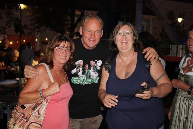 Andrea und Renate ließen sich gerne mit dem Chef der Band fotografieren | Foto: mc