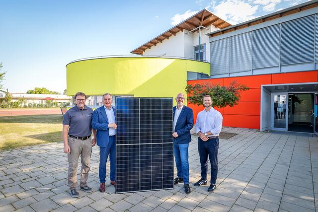Gerald Gruber (Geschäftsführer 10hoch4), Infrastrukturstadtrat LAbg. Franz Dinhobl, Umweltstadtrat Norbert Horvath und Klima- und Energiemodellregions-Manager Alexander Nowak. | Foto: Stadt Wiener Neustadt/Weller