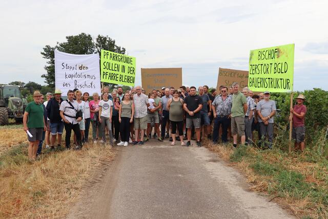 In St. Margarethen demonstrierten Landwirtinnen und Landwirte ihren Unmut über die Neu-Vergabe der Pfarrpfründe.  | Foto: Vanessa Trabi