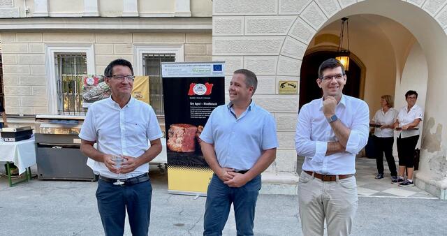 LK-Präsident Siegfried Huber, Josef Fradler (Obmann Kärntner Fleisch) und Lhstv. Martin Gruber begrüßten zahlreiche Gäste beim Pressegrillabend vor dem Bildungshaus Schloss Krastowitz in Klagenfurt. | Foto: MeinBezirk.at