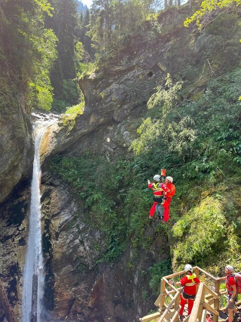 Mit einer 70-Meter langen Rettungswinde wurde der 74 Jährige aus der Raggaschlucht geborgen.  | Foto: ARA Flugrettung