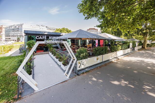 Das Café Kunsthalle hat jetzt offiziell geöffnet. Zuvor war bereits die Terrasse des Lokals am ehemaligen Standort des "Heuer" geöffnet.  | Foto: Roku Gin