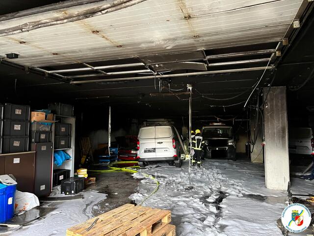 Das Feuer ist im Keller eines Autohauses entstanden. | Foto: AFKDO Bruck/Leitha