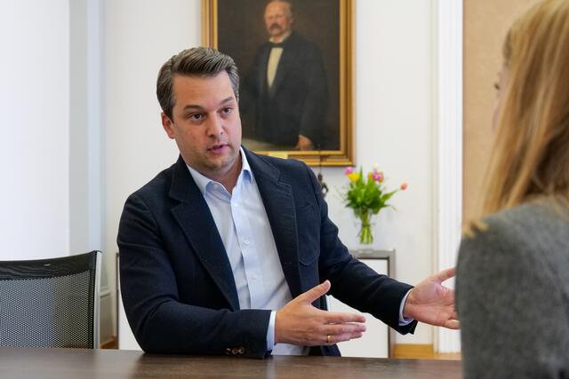 FPÖ Wien-Chef Dominik Nepp ortet einen Sozialhilfe-Skandal rund um die 4.600 Euro Mindestsicherung (inklusive Mietbehilfe) für eine syrische Familie. | Foto: Markus Spitzauer