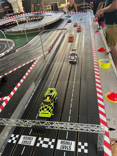 Einzigartig ist auch die vierspurige Ausführung der Carrera-Bahn. | Foto: privat