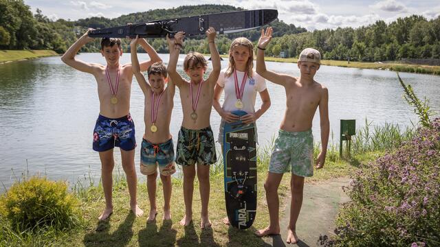 Paul und Maxi Sassmann, Alexander Vondrak, Magdalena Pfaller und Arthur Konezny vom Wasserskiclub Tulln bei den Österr. Meisterschaften im Wasserski. | Foto: Philipp Sassmann