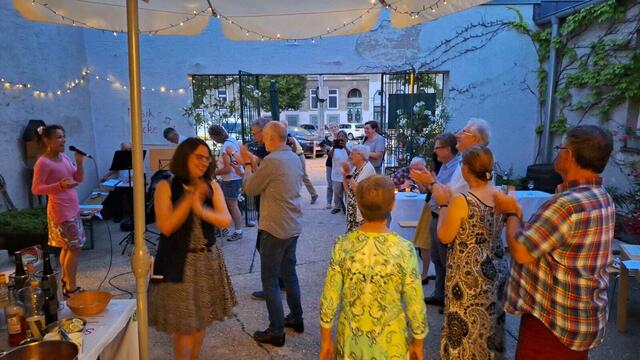 Im Hof der Kirche wurde ein Fest mit Live-Musik gefeiert. | Foto:  Hennefeld