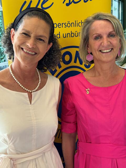 Die neue Präsidentin Michaela Schmidt mit Elfriede Buchegger. | Foto: LC Traunsee Allegra