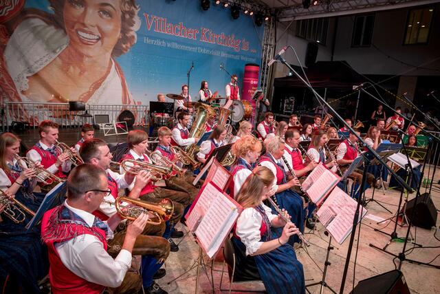 Für den Bundessieger der MeinBezirk.at Blasmusik-Challenge 2024 hörte es sogar zu regnen auf: Die 45köpfige Trachtenkappele mit ihrem Obmann Nikolaus Risslegger und Kapellmeister Richard Unterreiner konnten das Publikum begeistern.