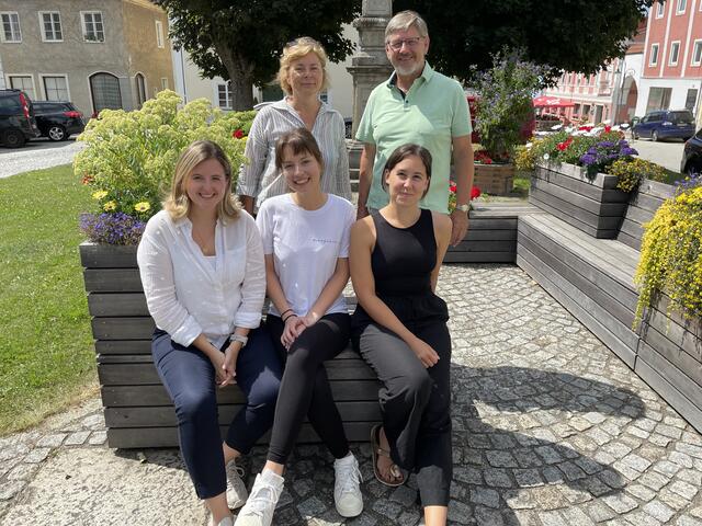 Die drei Studentinnen mit Erika Zelko und Erwin Rebhandl. | Foto: MB