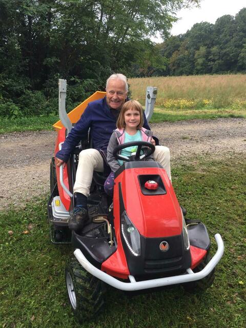 Leo Windtner werkt mit Enkeltochter Juliane im Garten. | Foto: Windtner