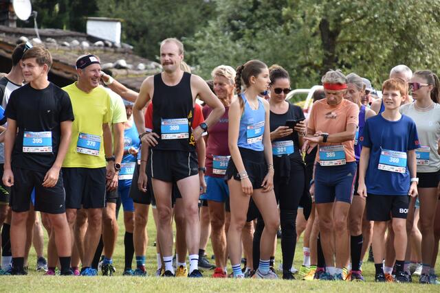 Voll motiviert am Start: Läuferinnen und Läufer jeder Altersgruppe, von Freizeitsportler bis zum ambitionierten Leistungssportler.