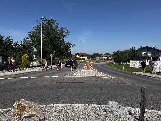 Für Fußgänger und Radfahrer ist der Kreisverkehr eine Gefahrenstelle. | Foto: Maier
