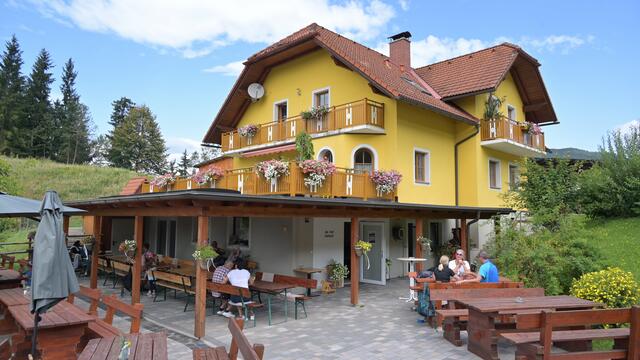 Die Buschenschank und der gesamte Hof der Familie Apfelmaier war Schauplatz für den Almkirtag.