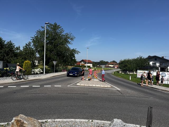 Der Verkehr ist verleitet, zu schnell über den Kreisverkehr zu fahren. | Foto: Maier