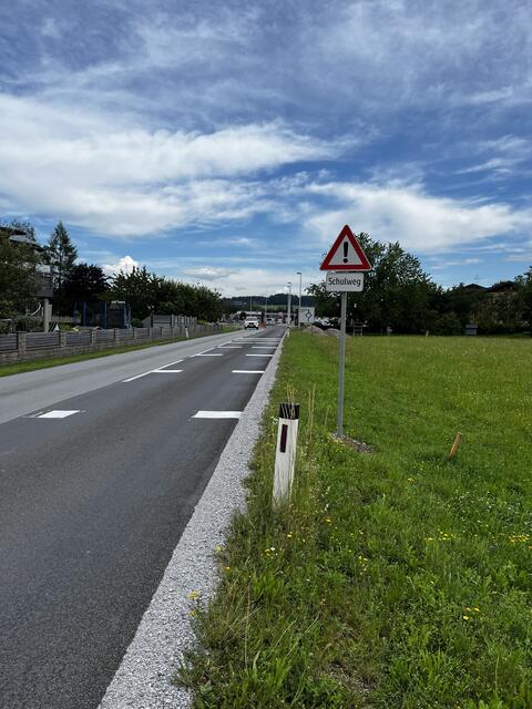 Ein "Achtung Schulweg"-Schild wurde angebracht. | Foto: Maier