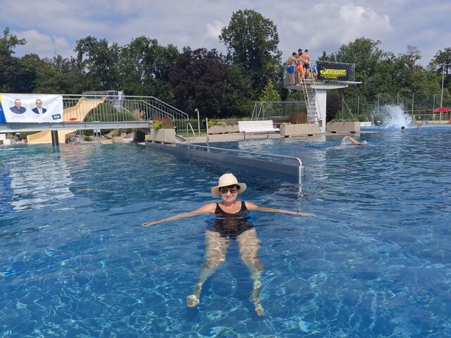 Fehringer Leopoldine, genießt die zeit im Schwimmbad und die gebotene Show.
