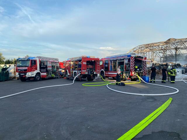 Insgesamt standen 13 Feuerwehren mit rund 25 Fahrzeugen aus dem Burgenland sowie drei Feuerwehren aus dem benachbarten Niederösterreich im Einsatz.  | Foto: FF Leithaprodersdorf