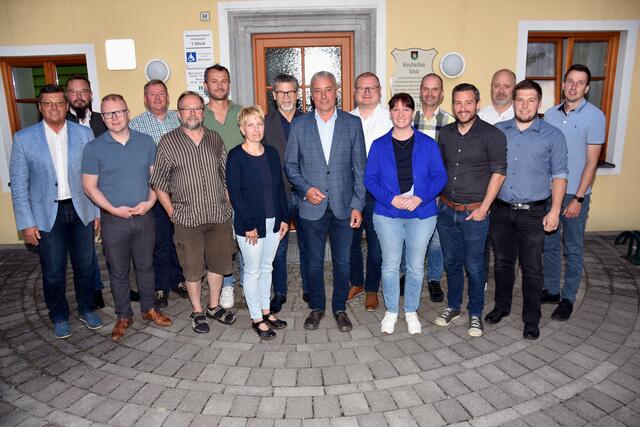 Die Gründungsmitglieder der Klima- und Energie-Modellregion Bezirk Perg.  | Foto: zin.