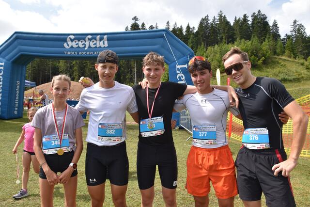 Lara Höller vom SC Leutasch (U16, links) war die schnellste Dame auf der 7,4 km-Trailstrecke, nur knapp hinter den schnellsten Burschen vom Schigymnasium Stams Biathlon: U20-Sieger Magnus Steiner (Mitte, Gesamtsieger über 7,4 km) vor Matteo Anker (2.v.r.), Laurin Stoll (2.v.l.) und Paul Jennewein (re.)