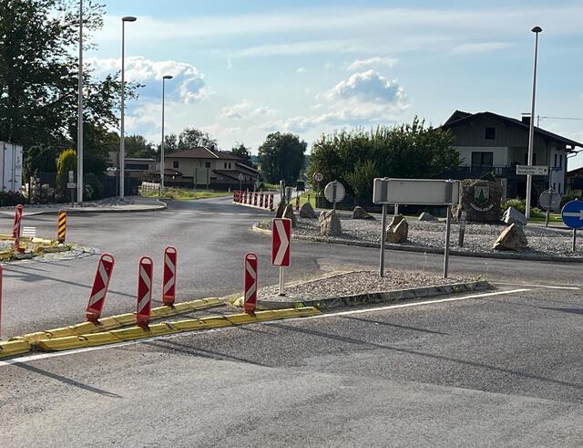 Im linken Bereich des Bildes ist zu erkennen, wie geradlinig die Straße über den Kreisverkehr führt. | Foto: Ebner