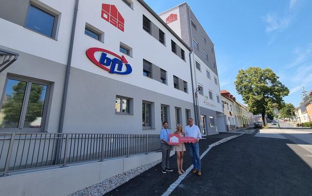 Jürgen Grandits, Geschäftsführer des BFI Burgenland, und Christina Pinter, Leiterin des Bildungszentrums und OSG-Obmann Alfred Kollar bei der Übergabe.  | Foto: OSG