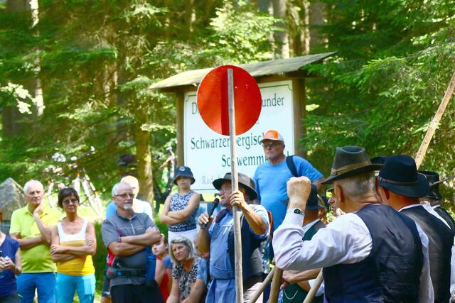 Die Schwemme wurde vom Schwemmdirektor geleitet, dem ein Einwurfkommissar, ein Ausländungskommissar und sechs Stationskommissäre unterstellt waren. Auf jeder Station waren bei Tag und bei Nacht 20 bis 24 Triftleute beschäftigt, die mit Hilfe von Schwemmhaken Verkeilungen der Scheiter lösten und die Schwemme in Gang halten m | Foto: gawe