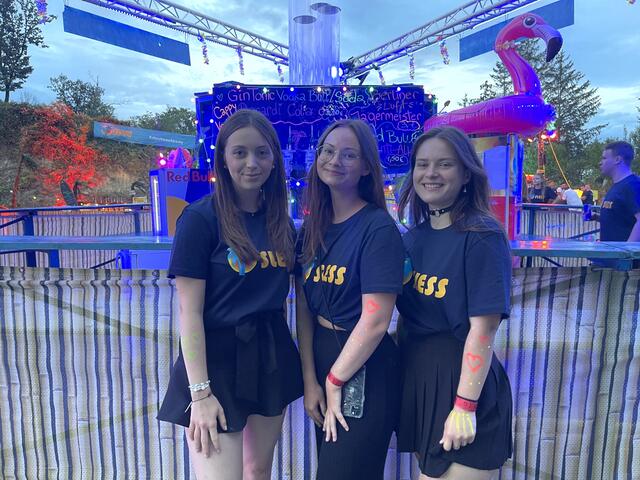 Jasmin, Yvonne und Larisa sorgten bei der Bermudabar für gute Stimmung. | Foto: Lia Schuster