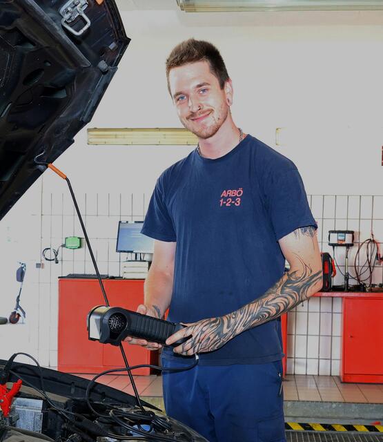 ARBÖ-Techniker Aaron Artbauer führt einen Batteriecheck durch. | Foto: ARBÖ Niederösterreich