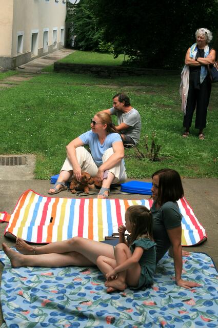 Entspannte Zuseher in Reihe eins