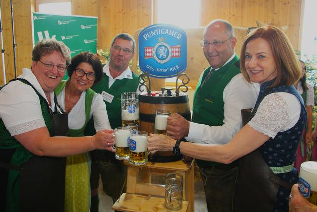 Mit einem Bieranstich wurde das Rindfleischfest in Fischbach eröffnet. | Foto: MeinBezirk/Hofmüller