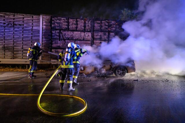 Für die Dauer des Einsatzes musste die Autobahn für knapp eine Stunde gesperrt werden. | Foto: TEAM FOTOKERSCHI.AT
