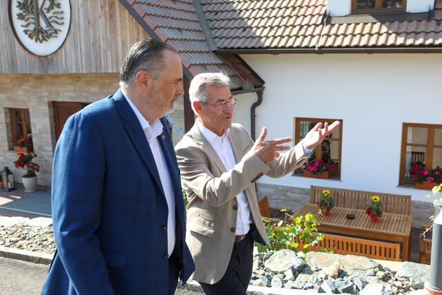 Hotelier Josef Puchas (rechts) mit Landeshauptmann Hans Peter Doskozil. | Foto: Landesmedienservice