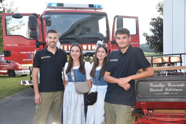 Max Wachter, Lena Marakovits, Anna Laky und Kilian Wallner mit der historischen Motorspritze aus dem Jahr 1930. | Foto: Michael Strini
