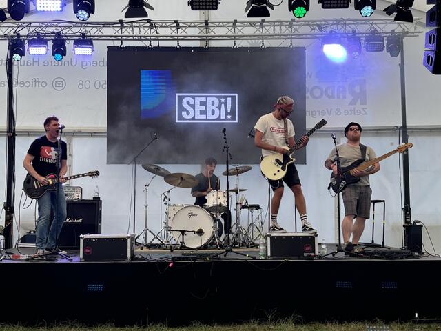 Heimische Musikexporte rockten das Partyzelt.  | Foto: MeinBezirk