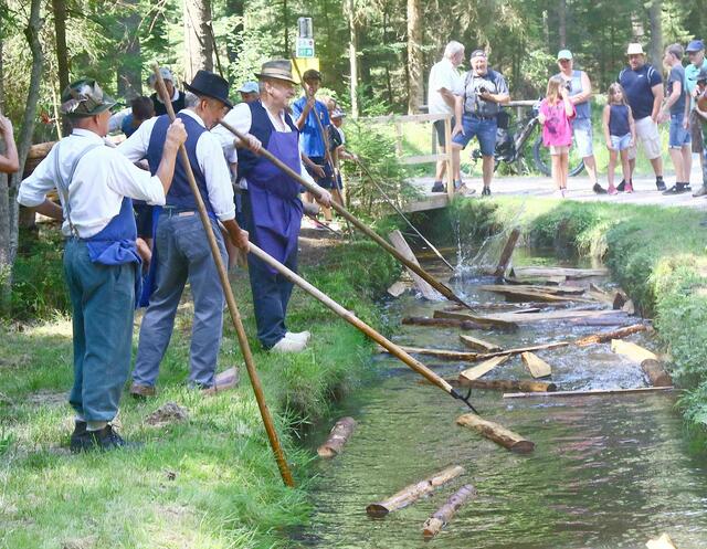 
Die langen und schneereichen Winter wurden genutzt, um das im Vorjahr gefällte und zu Scheitern verarbeitete Holz mit Schlitten zum Kanal zu befördern und dort aufzuschlichten. Die Scheiterlänge betrug in der Regel 3 Wiener Fuß = 0,948 Meter = 1/2 K
 | Foto: gawe