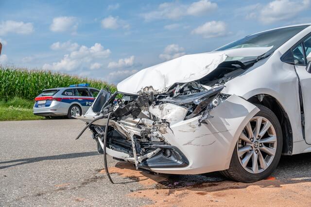 An den beiden Unfallfahrzeugen entstand erheblicher Sachschaden.
 | Foto: TEAM FOTOKERSCHI.AT / DAVID RAUSCHER
