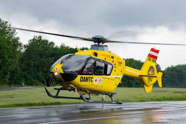 Der Hubschrauber brachte die schwer Verletzte ins Krankenhaus. | Foto: KK