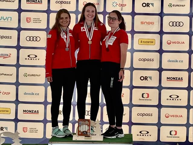 Goldenes Siegerlächeln: Lara Teynor, Weltmeisterin Emma Eberhardt und Eliska Rejchrtova | Foto: Grasski.net