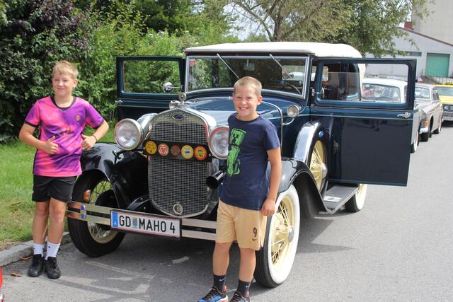 Leo und Toni fahren gerne mit dem Oldtimer mit | Foto: Walter Kellner