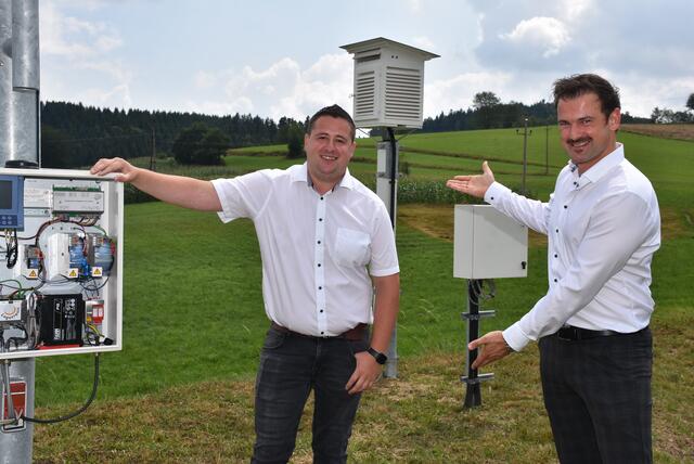 Eröffnung der Ö3 Wetterstation Pabneukirchen. Die einzige offizielle Station für den Bezirk Perg. Sigi Fink, Ö3 Wettermoderator, rechts, mit Peter Schuhbauer. | Foto: Zinterhof