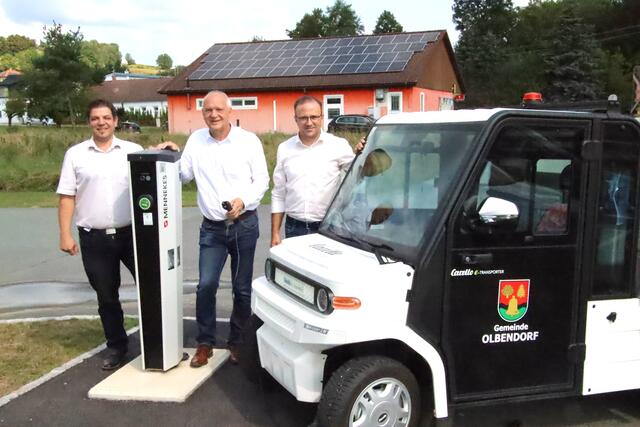Andreas Schneemann, Bgm. Wolfgang Sodl und Vbgm. Florian Ohrenhofer (von links) haben für die Nutzung erneuerbarer Energie in Olbendorf viel weitergebracht. | Foto: Martin Wurglits
