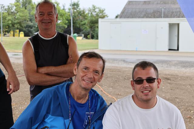 Mitorganisationshelfer Robert Vanicek und Daniel Krejc (im Vordergrund). | Foto: www.cine-motion.at / Ivanek